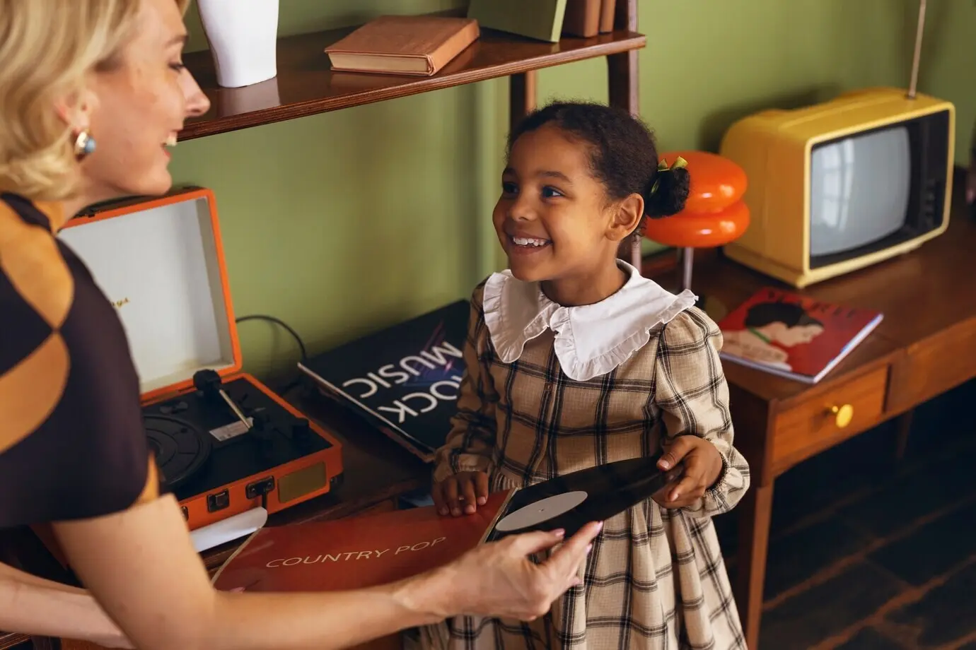 Toma en picado de una familia moderna de estilo retro