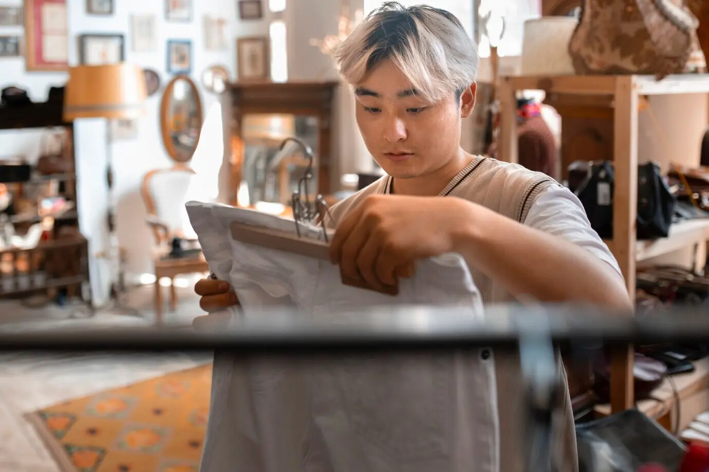Plano medio de un hombre en una tienda de segunda mano.