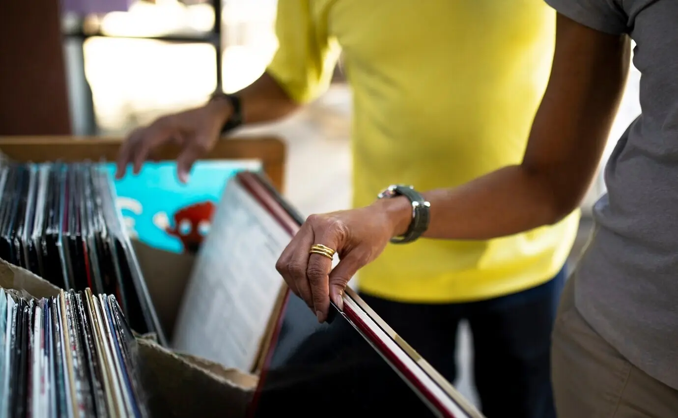 Personas mayores revisando discos de vinilo
