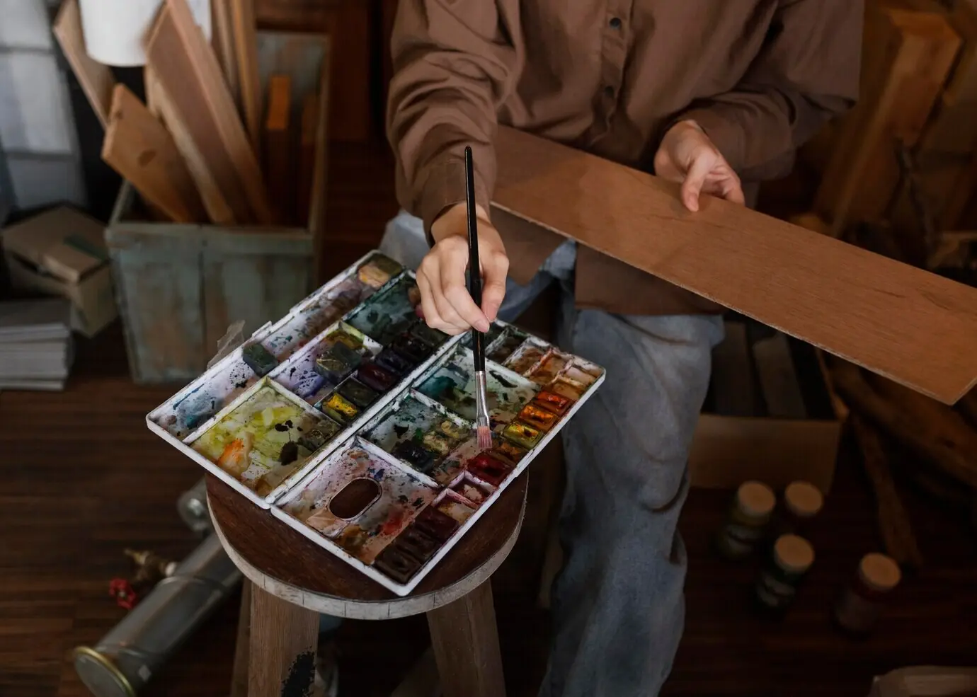 Primer plano de una mano que sujeta una brocha.