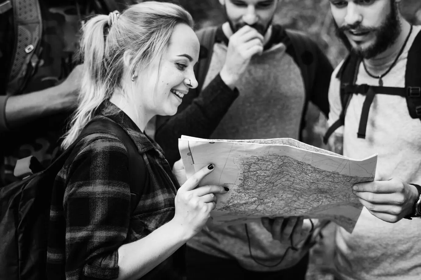 Amigos consultando el mapa para orientarse