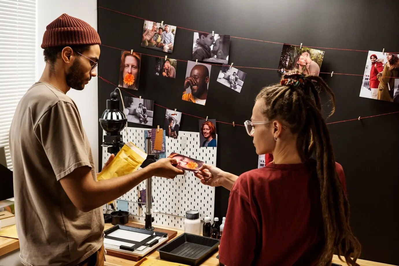 Plano medio de personas trabajando en un cuarto oscuro.