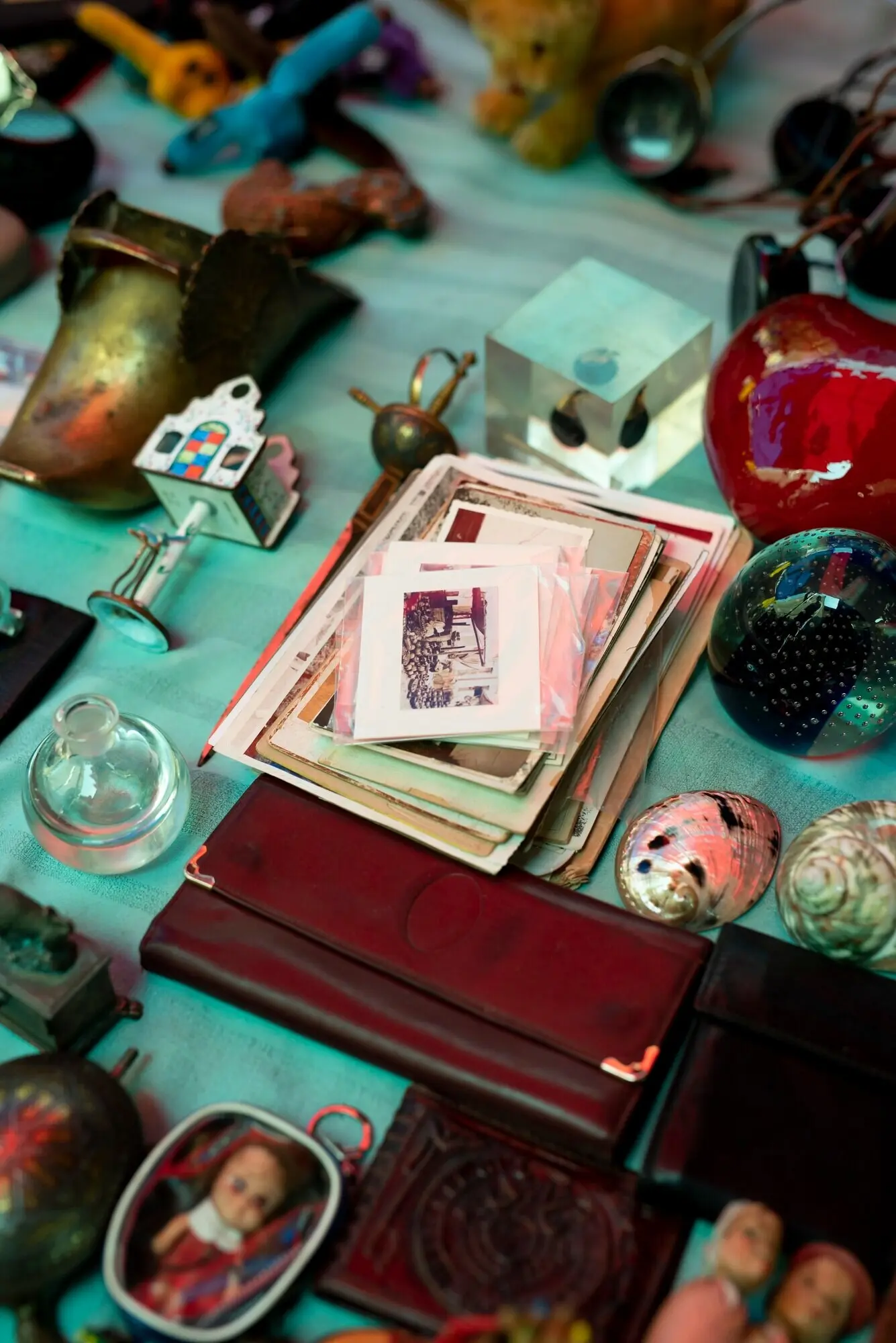 Objetos viejos en un mercado de segunda mano vistos desde un ángulo alto.